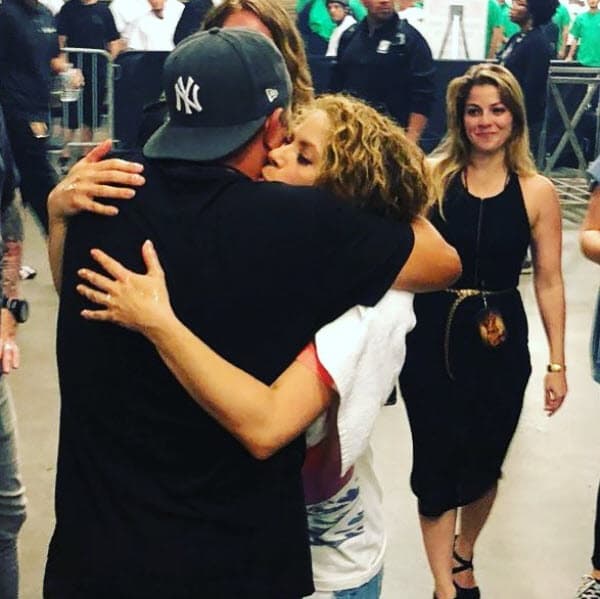 Alejandro Sanz estuvo backstage para felicitarla: "Solo por ese abrazo merecen la pena todas las distancias querida amiga 'superwoman'. @shakira felicidades por ese pedazo de gira", publicó el cantante español en Instagram.