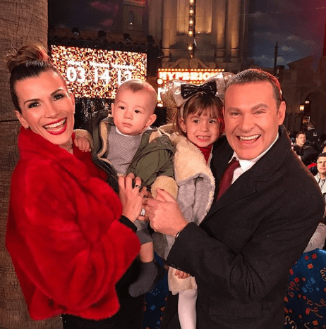 "Gracias por ser tan dulce, romántica, divertida, inteligente, atrevida, amable y cariñosa... pero sobre todo por aguantarme por tantos años... te amoooooo".