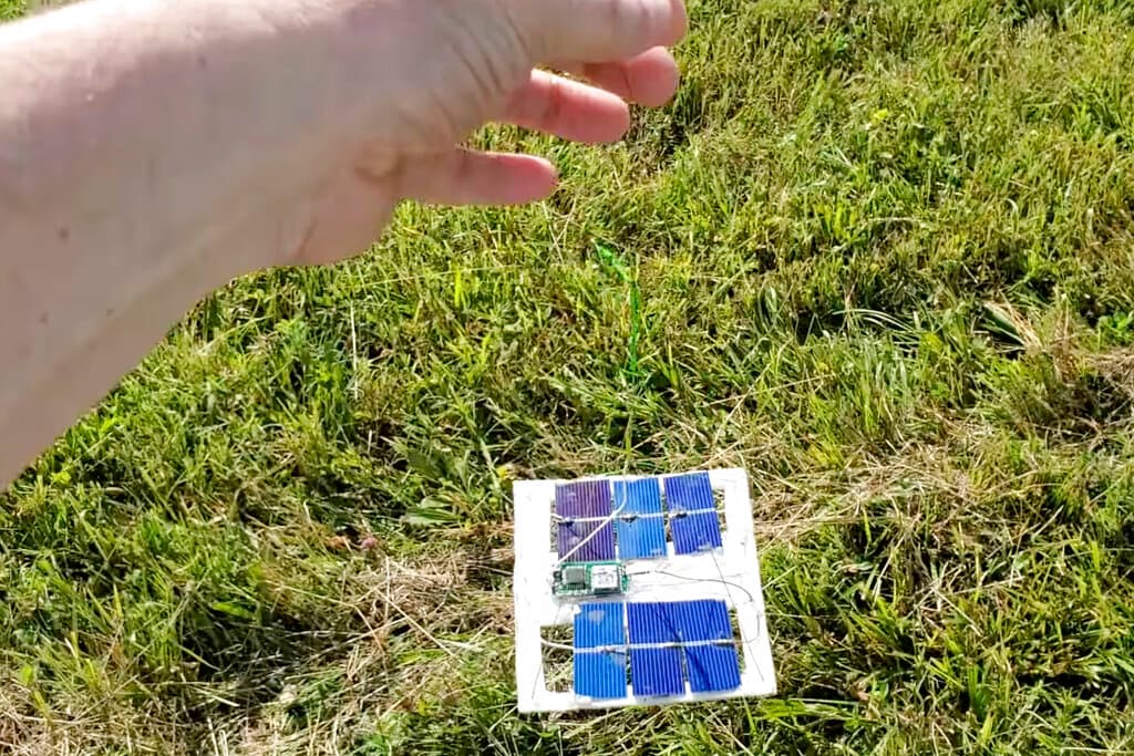 En esta imagen tomada de un video grabado el 11 de junio de 2022, el youtuber Tom Medlin muestra los dispositivos electrónicos que llevan sus aeróstatos, los cuales cuestan unos 12 dólares y tienen unos 80 centímetros (32 pulgadas) de diámetro.