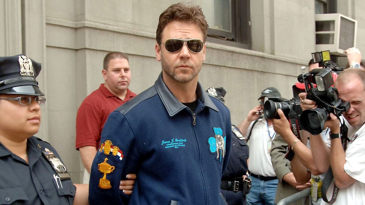 Russel Crowe le aventó un teléfono a un empleado de un hotel.