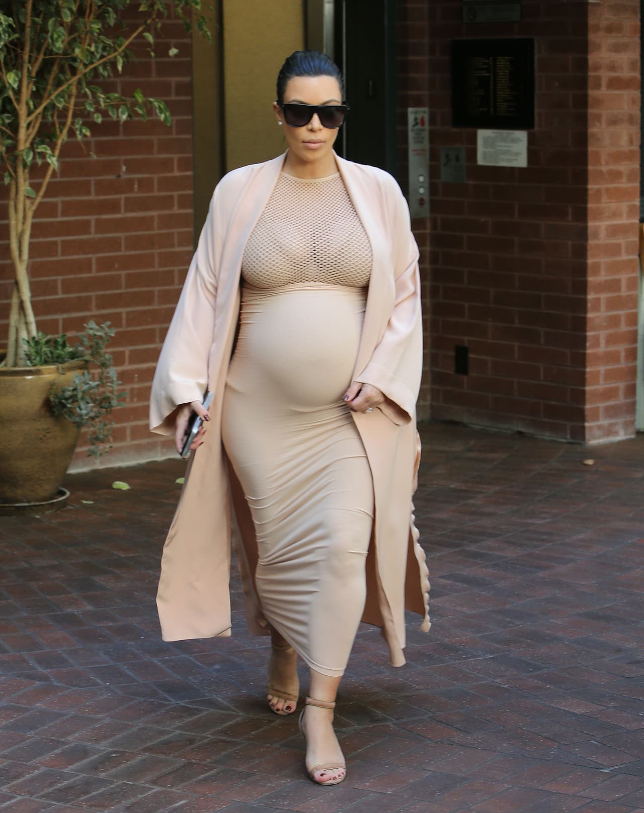 A pesar de sus deseos por volver a ser madre, sus doctores le dijeron que era muy riesgoso que se volviera embarazar.
<br>