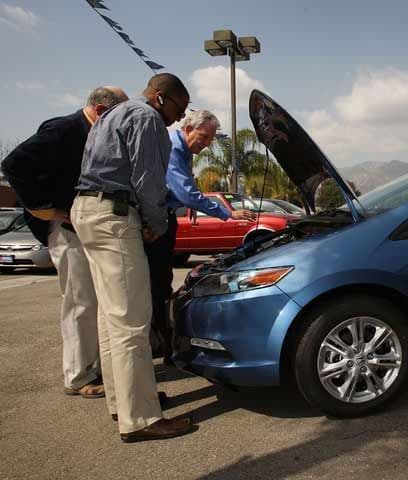 <b>Lleva a tu mecánico de confianza</b>
<br>
<br>Trata de ir a ver el vehículo con un técnico o mecánico de tu confianza.
<br>
<br>El mecánico se encargará de revisar el vehículo a fondo, y verificará el estado en que se encuentran sus componentes y sistemas. Un mecánica automotriz especializado podrá darse cuenta de problemas que el dueño del vehículo haya tratado de maquillar como un choque fuerte o 
<a href="http://uni.vi/cbMq100N9na"><b>daño por inundación</b>.</a> 
<br>