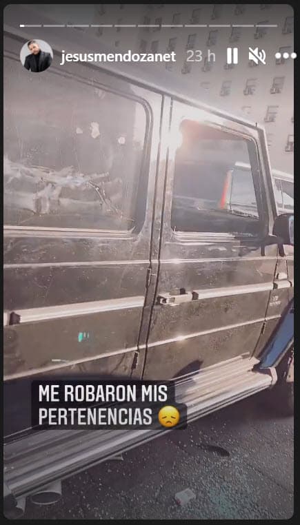 <b>"Me robaron todas mis pertenencias"</b>, escribió junto a las imágenes de su camioneta con una de las ventanas rotas, presuntamente por los delincuentes. 
<br>