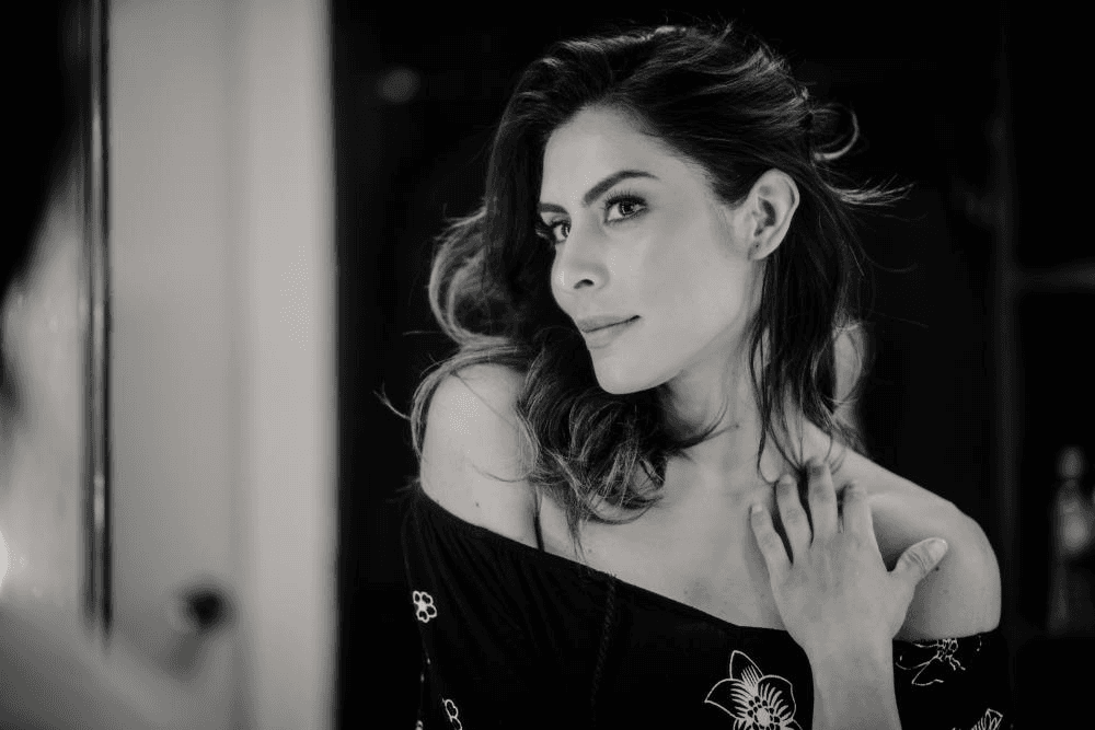 La cantante de 34 años se involucró en las artes escénicas desde temprana edad en su natal Guadalajara, pero fue en el 2002 cuando saltó a la fama al ganar un reality show de canto y baile. Ese año fue parte de la banda de pop femenina T' de Tila.