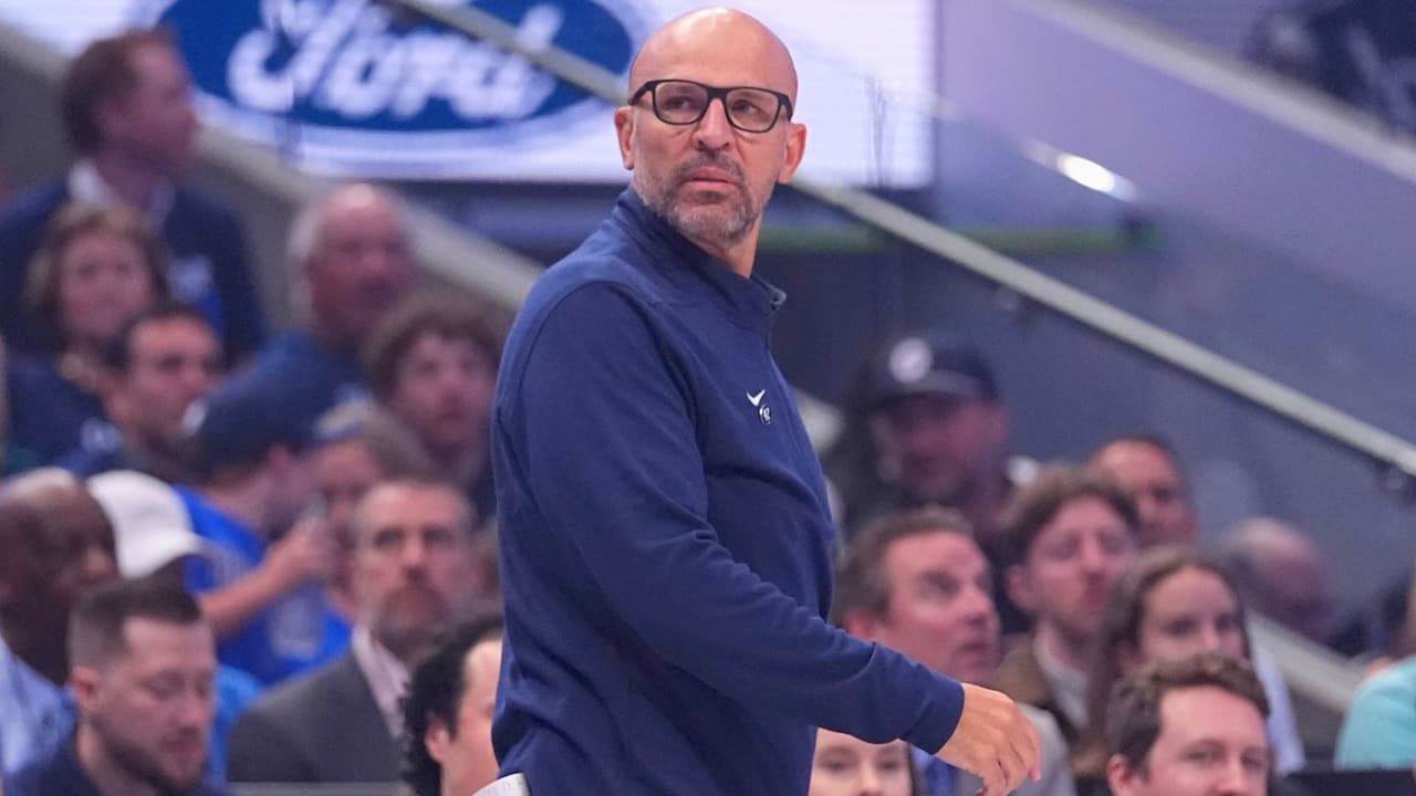 Los Mavericks jugaron su primer partido oficial contra los Spurs, ganando 103-92. Sin embargo,
<b>su primera temporada terminó con un récord de 15 victorias y 67 derrotas, un comienzo modesto que hace que su éxito actual sea aún más impresionante</b>.