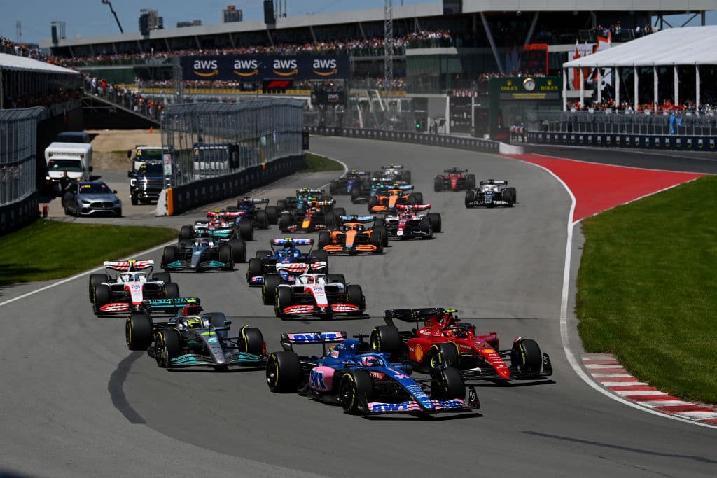 Max Verstappen, tras una cerrada lucha con Carlos Sainz sobre el final de la carrera, se impuso en el Gran Premio de Canadá, una prueba en la que el mexicano Sergio Pérez tuvo que retirarse por problemas en su auto.