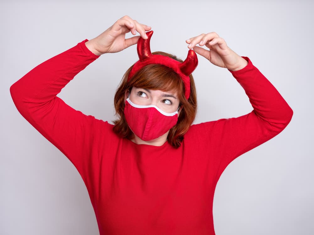 <b>Aries</b>
<br>Usa un color rojo, puede ser alguna prenda roja, algo de vestir, un disfraz que tenga ese color, o decorar la casa con rojo si en la casa hay un ariano.
<br>