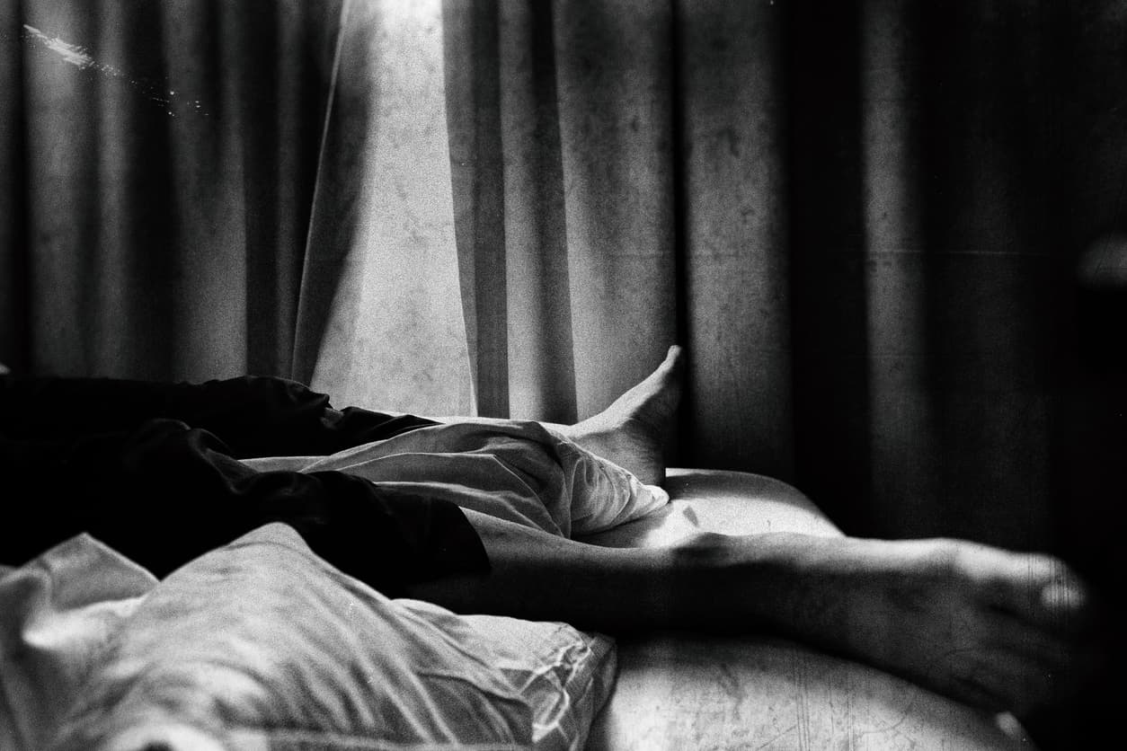 Atacó a su expareja con una botella de cerveza rota, la estranguló y luego intentó suicidarse cuando llegó la policía