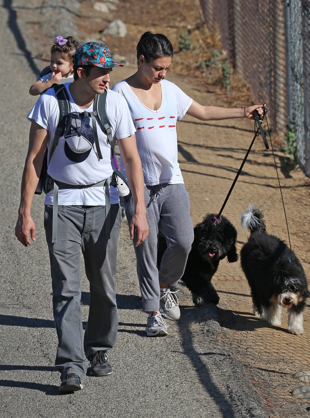 Los dos iban coordinaditos, con pantalones grises y camisa blanca.