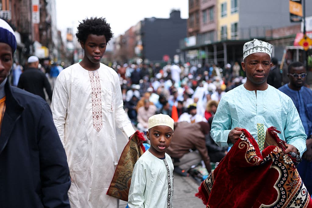 Es tradicional que los musulmanes realicen una contribución benéfica conocida como "zakat al-Fitr" antes de las oraciones del Eid, asegurando que todos los miembros de la comunidad puedan participar en las festividades.