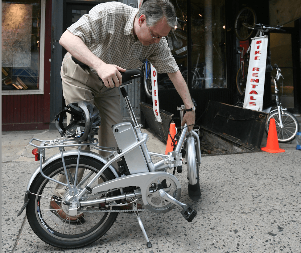 Algunas e-bicis y scooters podrán ser llevados en el transporte público, pero hay que seguir estas normas