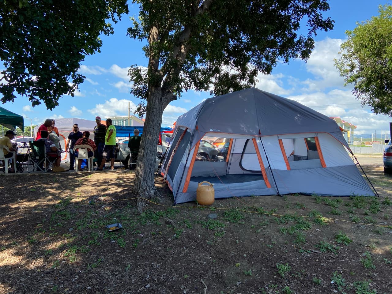 Refugiados en las afueras del Coliseo Mariano “Tito” Rodríguez en Guánica