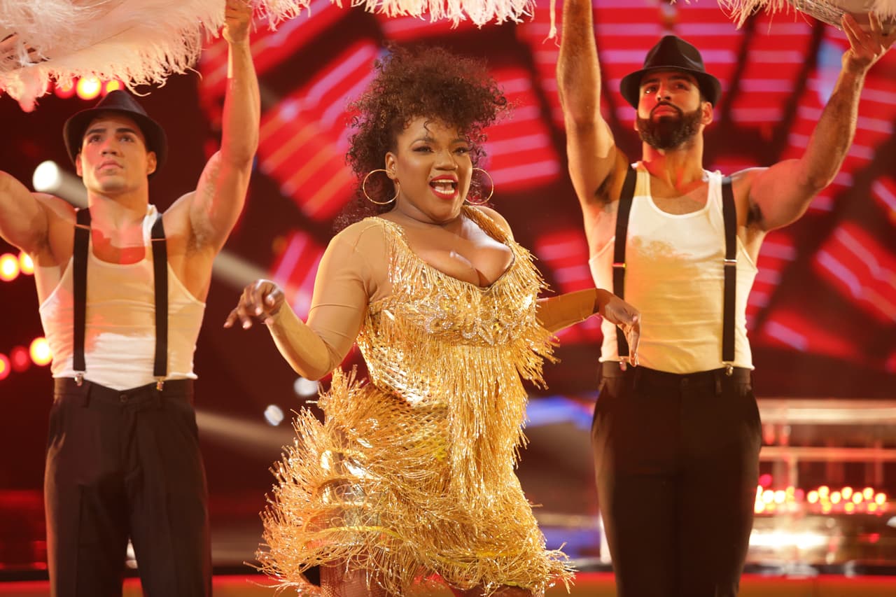 Chikybombom llegó a la pista para defender su lugar con una samba muy especial, ya que fue con la canción 'Mujer latina', de su amiga Thalía.