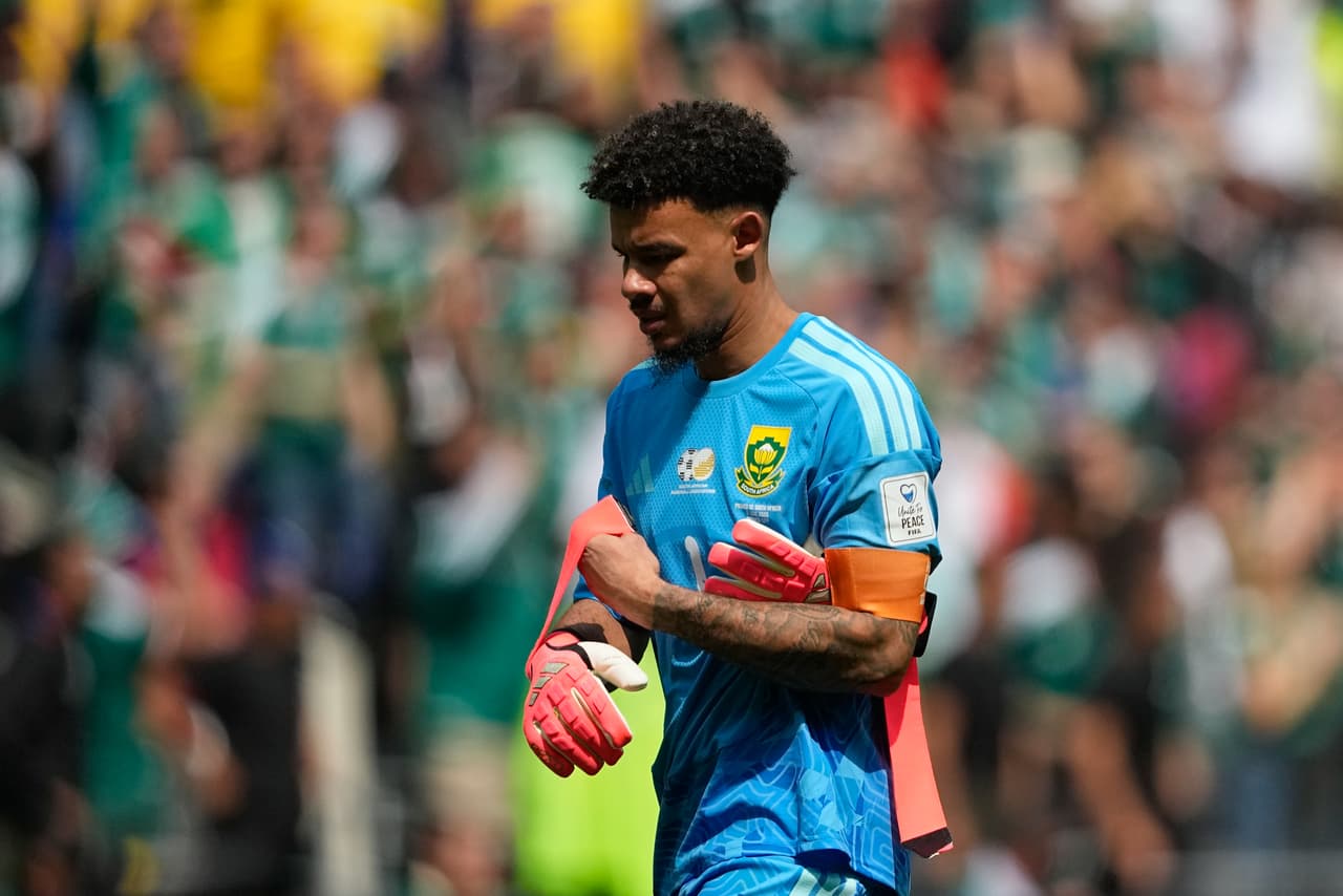 El portero de Sudáfrica, Ronwen Williams, se quita los guantes al finalizar el partido de fútbol del Grupo A de la Copa del Mundo entre México y Sudáfrica en Ciudad de México.