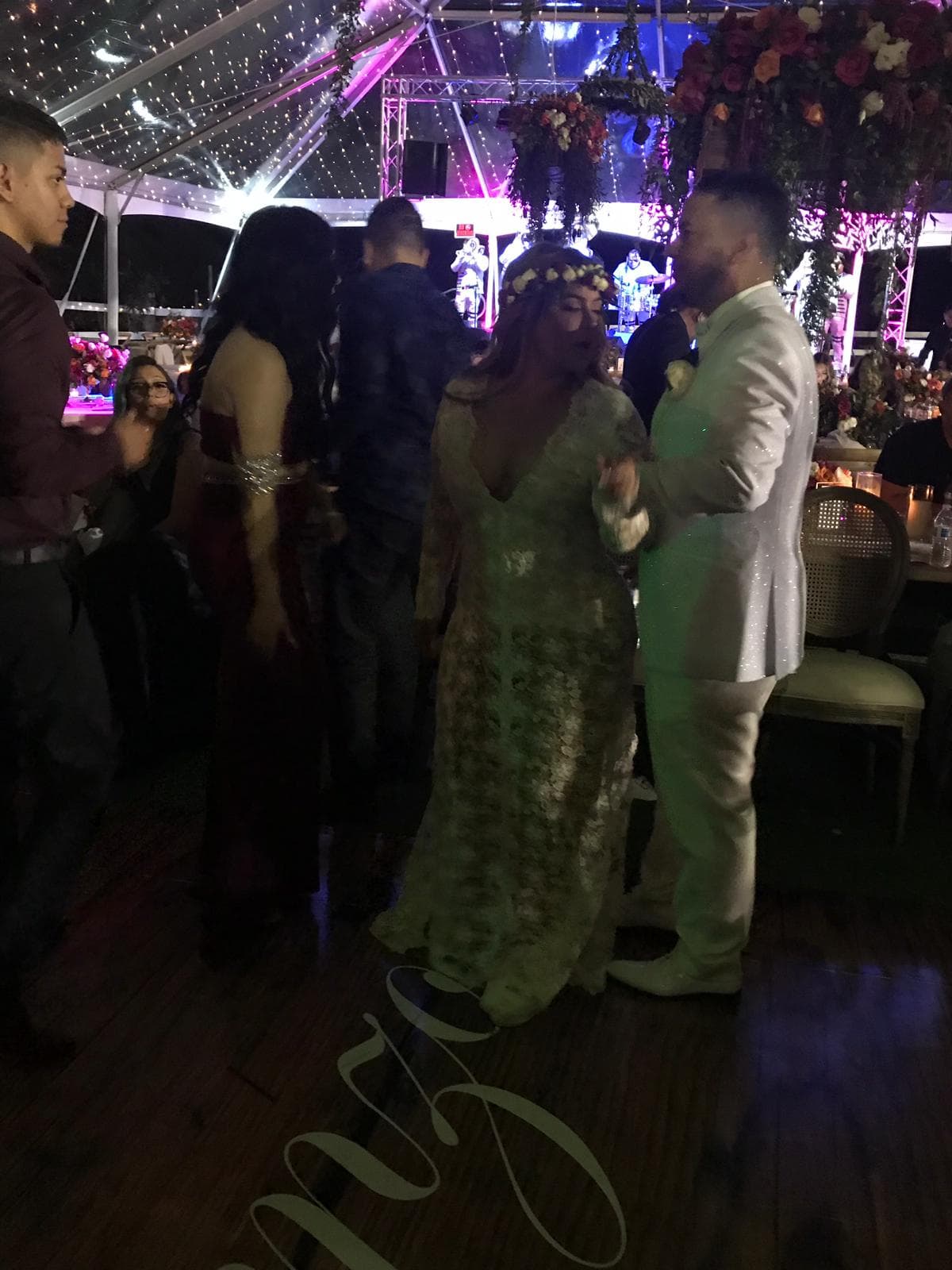 Tras salir de la iglesia y llegar a la recepción, la pareja estuvo cerca de dos horas en un 'camper', con acondicionador de aire, donde aprovecharon para cambiarse de ropa y tomarse las fotos oficiales. Luego, cerca de las 8:00 de la noche, hora del Pacífico, se unieron a sus invitados para celebrar con todos.