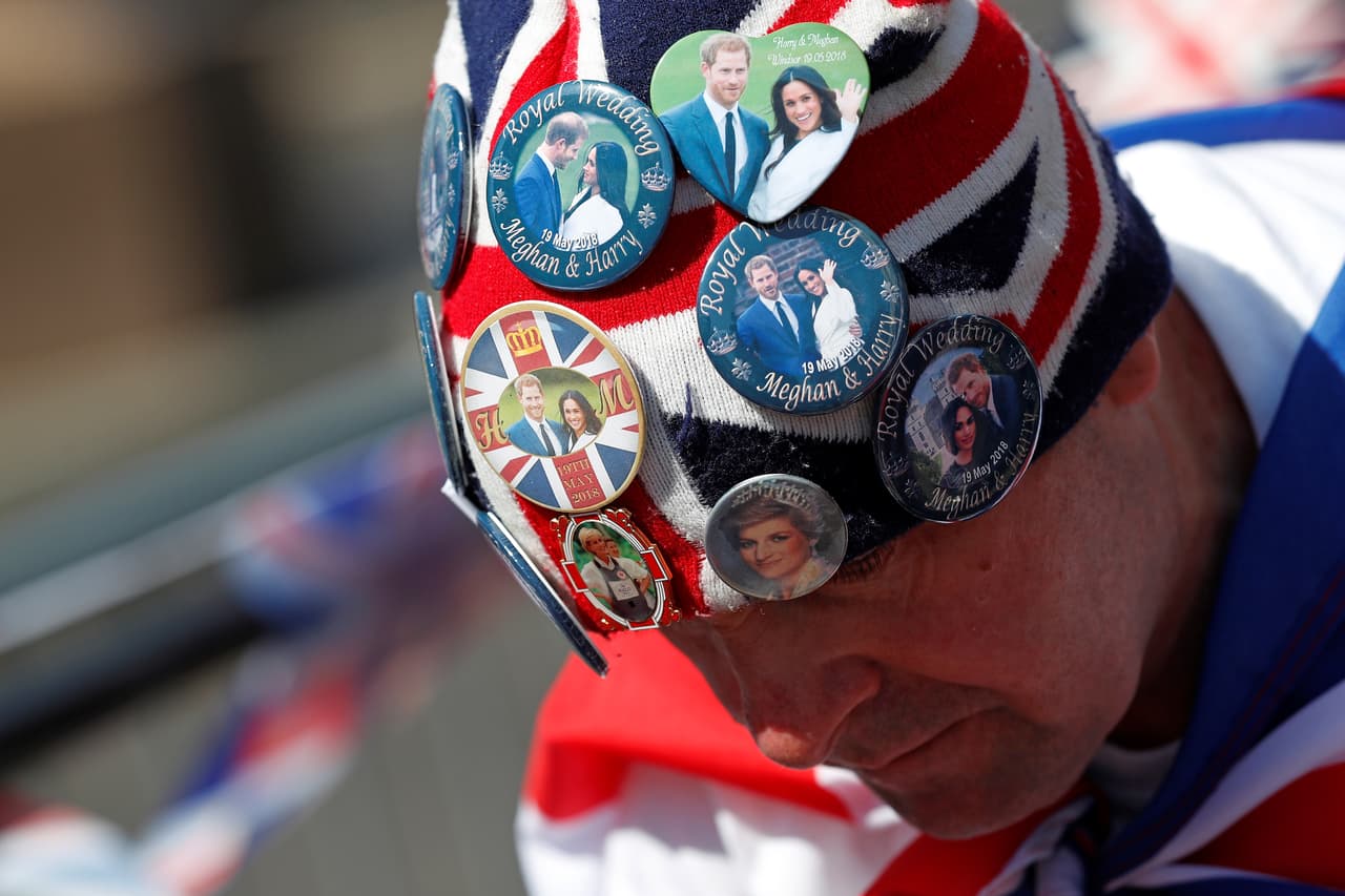 Y mientras todo el escándalo se discute, el príncipe Harry y Meghan Markle se mantienen fuera del ojo público. Su imagen sí figura en todas partes, pues la memorabilia de su boda es impresionante.