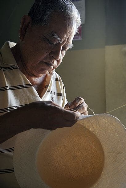Estos sombreros también son llamados de Panamá. Aquí, Manuel Alarcón elaborando uno.