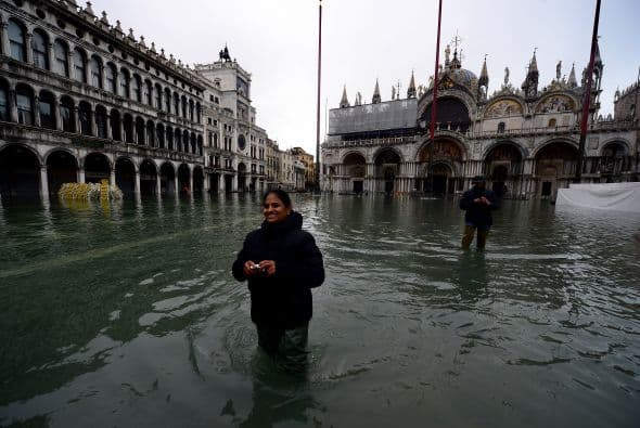 La ola de mal tiempo que sacude el norte de Italia inundó a Venecia, donde el nivel del mar alcanzó el registro más alto desde 1872.