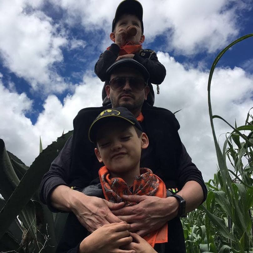 Castañeda tiene dos hijos de su pareja anterior y la actriz mantiene una excelente relación con ellos.
<br>