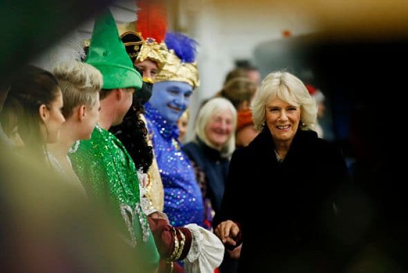La duquesa Camilla de Cornualles saluda a estos duendes y personajes navideños en un evento en Londres.