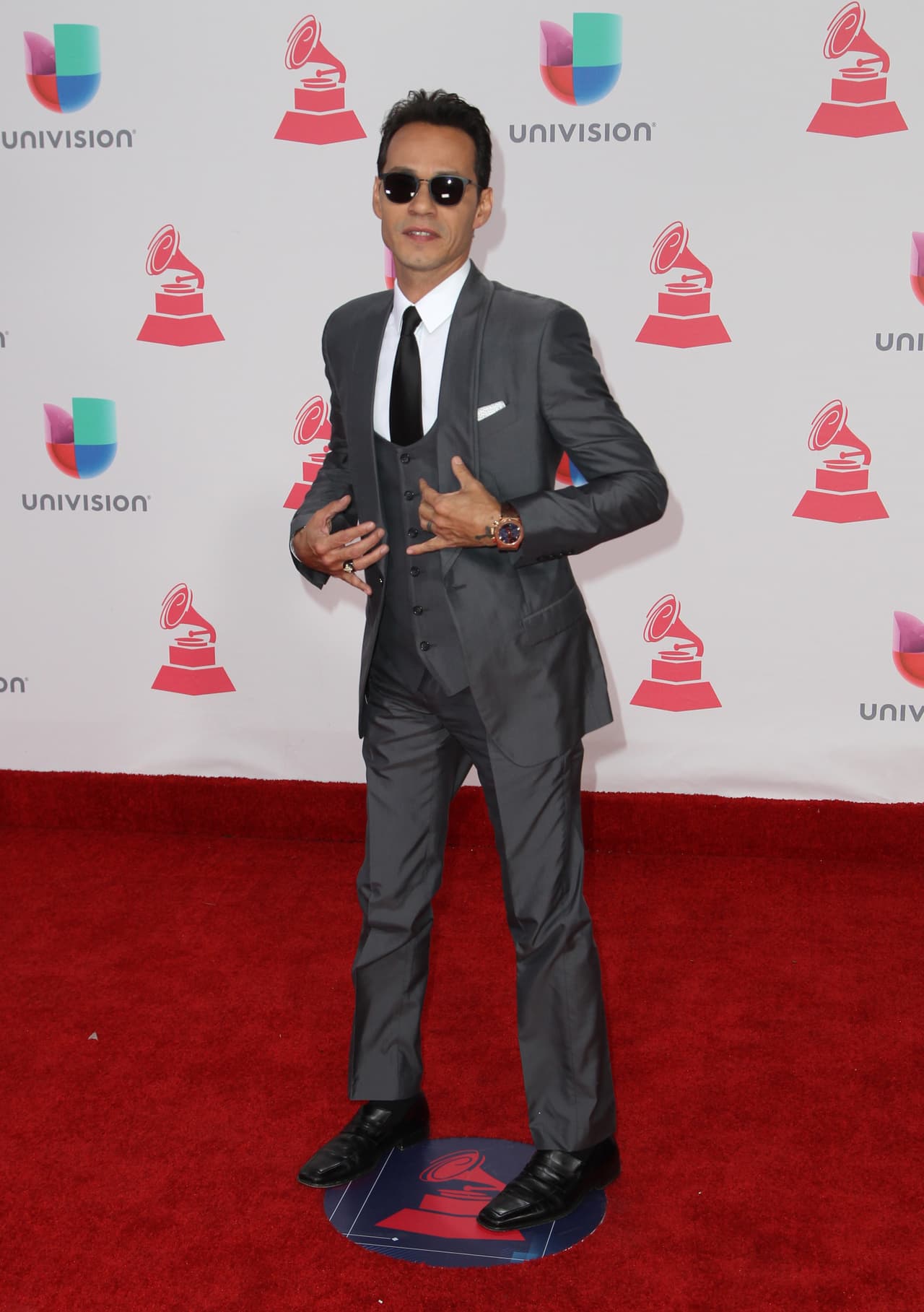 Marc Anthony de lo más elegantes y fiel a su estilo con sus gafas obscuras.