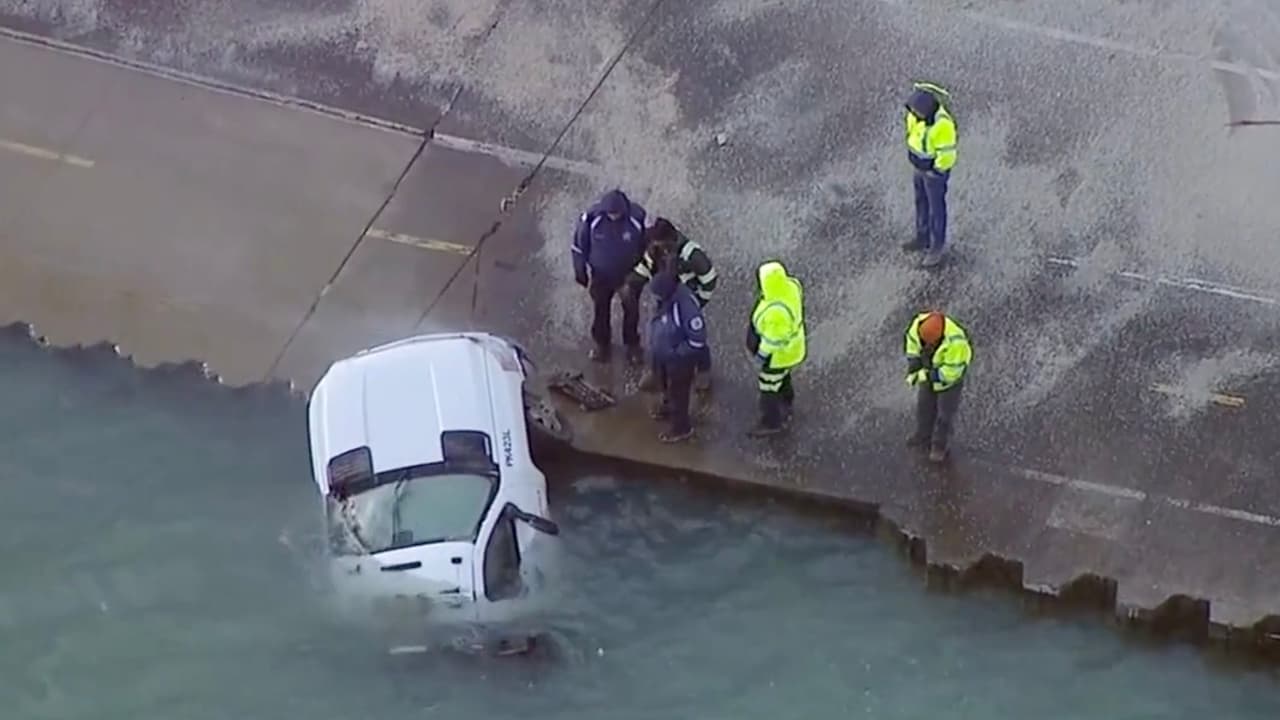Camioneta se resbala y cae en el Lago Michigan
