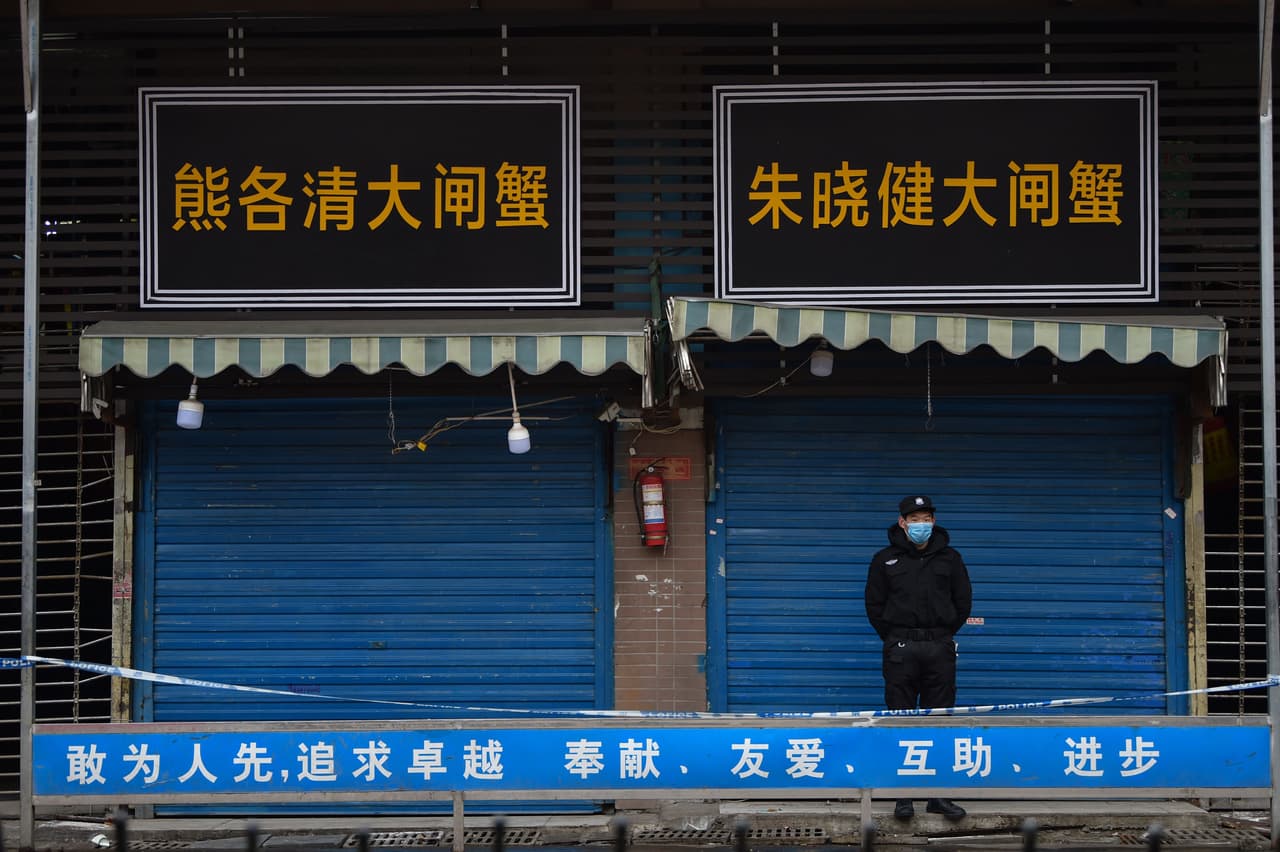Un guardia de seguridad frente al mercado de mariscos de Wuhan, donde las autoridades suponen que comenzó el brote, el 24 de enero. “Podía sentir el miedo en el aire”, dijo Retamal sobre el ambiente en la ciudad. El hotel que encontré fue perfecto desde el punto de vista de un fotógrafo: la vista desde la ventana de mi habitación era simplemente impresionante, las calles, parques, el paseo por el río, todo estaba vacío.