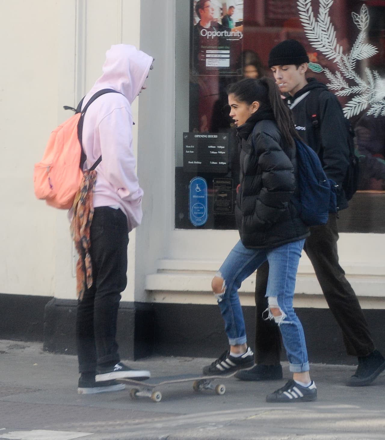 En el lugar se encontraba la modelo que lo pone nervioso, la hermosa Kim Turnbull.