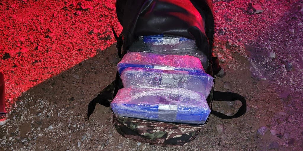 En el interior llevaban metanfetamina guardada en maletines.