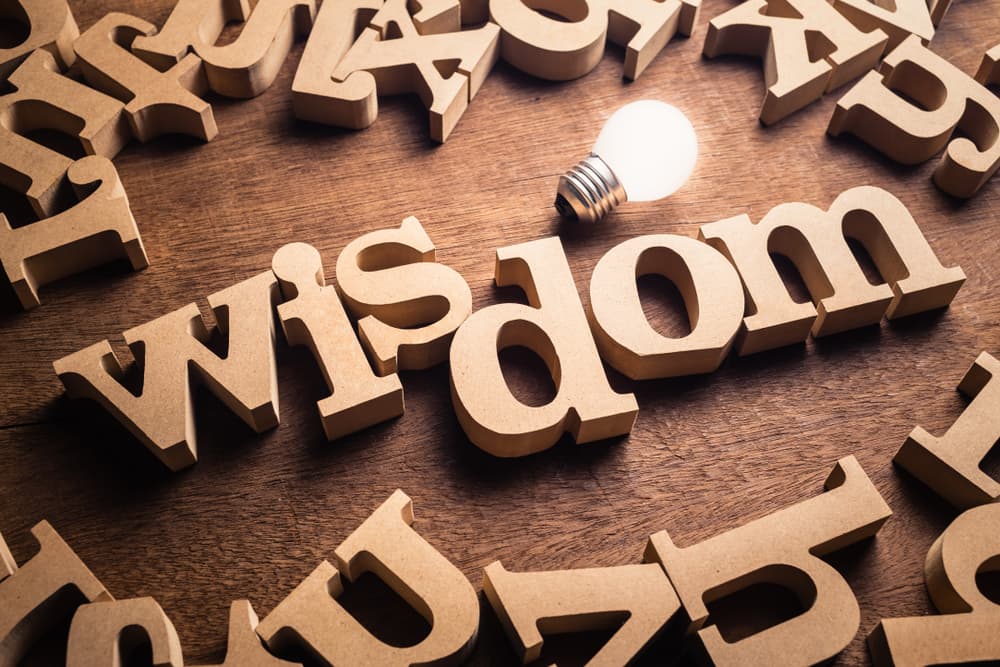 Por otro lado, la regencia de Piscis, suma al significado y energía del día. Se asocia a la sabiduría, creatividad e inteligencia, es posible que puedas tomar decisiones más acertadas o bien cambiar de rumbo para corregir tus planes.