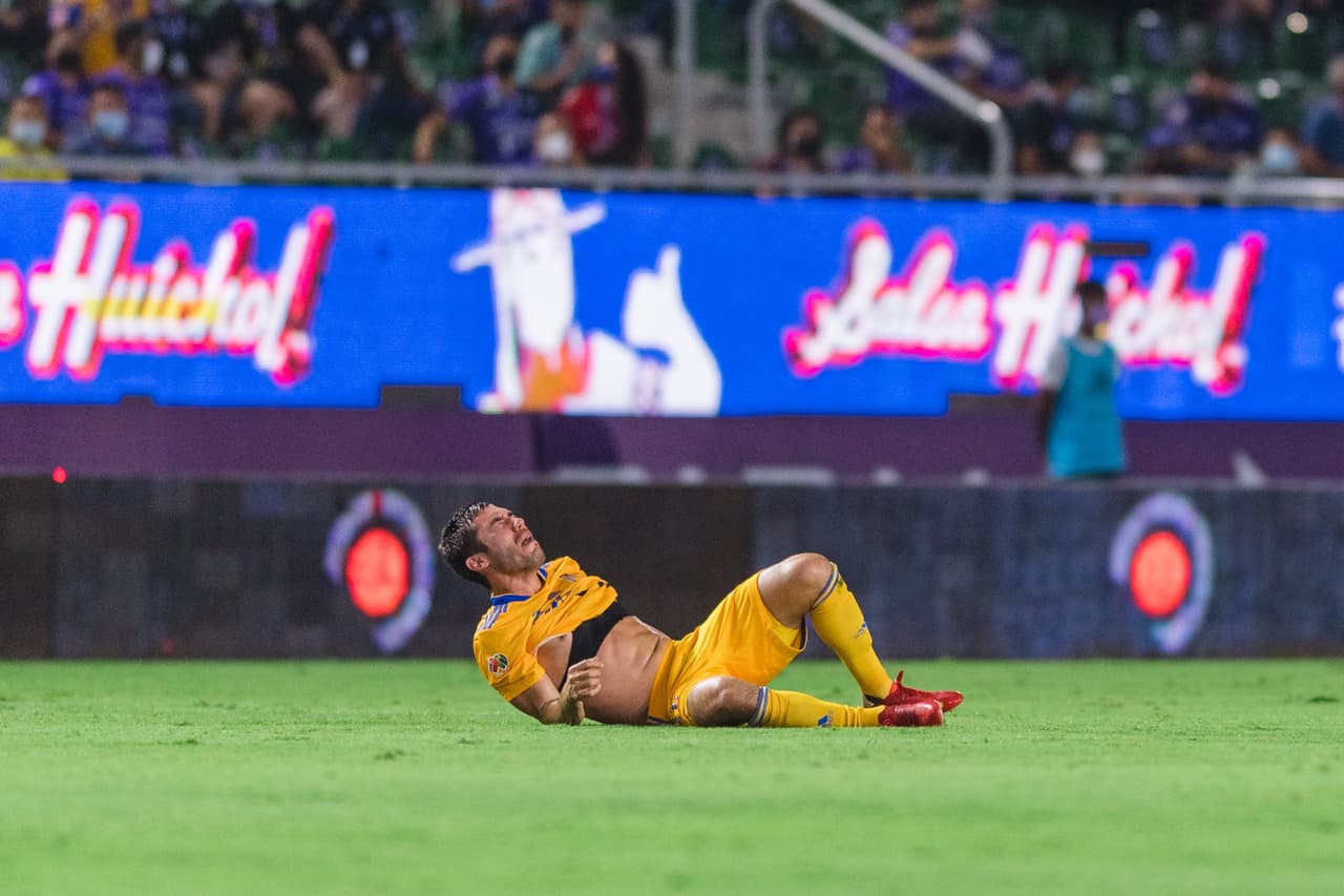 El árbitro central tuvo que requerir de la asistencia del VAR para revisar la entrada criminal, lo que finalmente terminó en expulsión para Ríos.