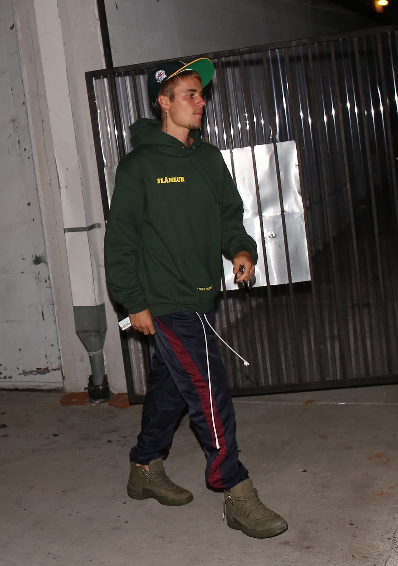 Justin Bieber salía del servicio religioso, echó a andar su camioneta y no vio al fotógrafo.