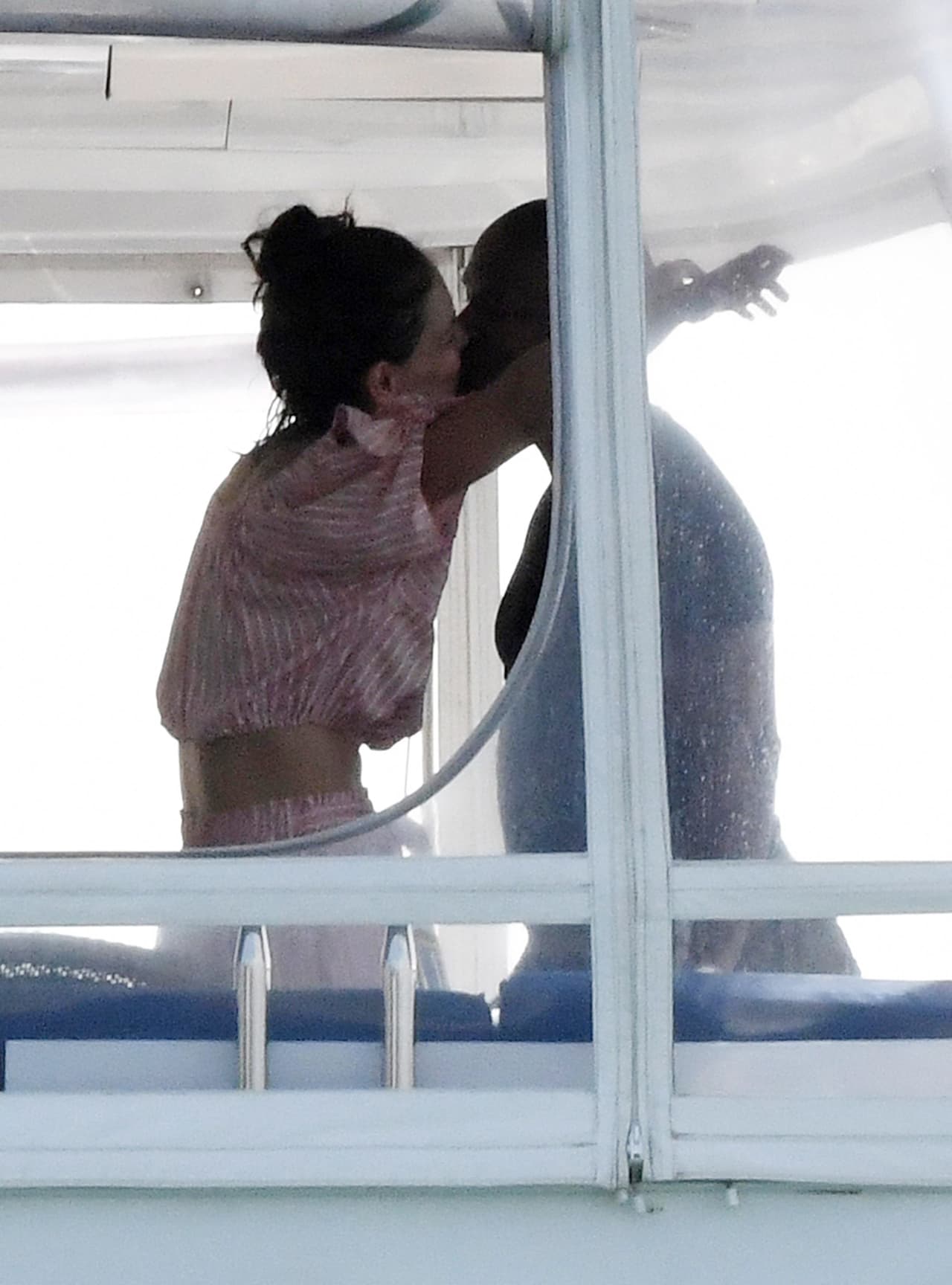 Durante la noche del lunes, 19 de agosto, 
<b><a href="https://people.com/movies/katie-holmes-jamie-foxx-split/" target="_blank">la revista People</a></b> confirmó lo que hasta entonces era un rumor: la relación entre los actores 
<b>Katie Holmes y Jamie Foxx</b> 
<b>llegó a su fin,</b> después de seis años.