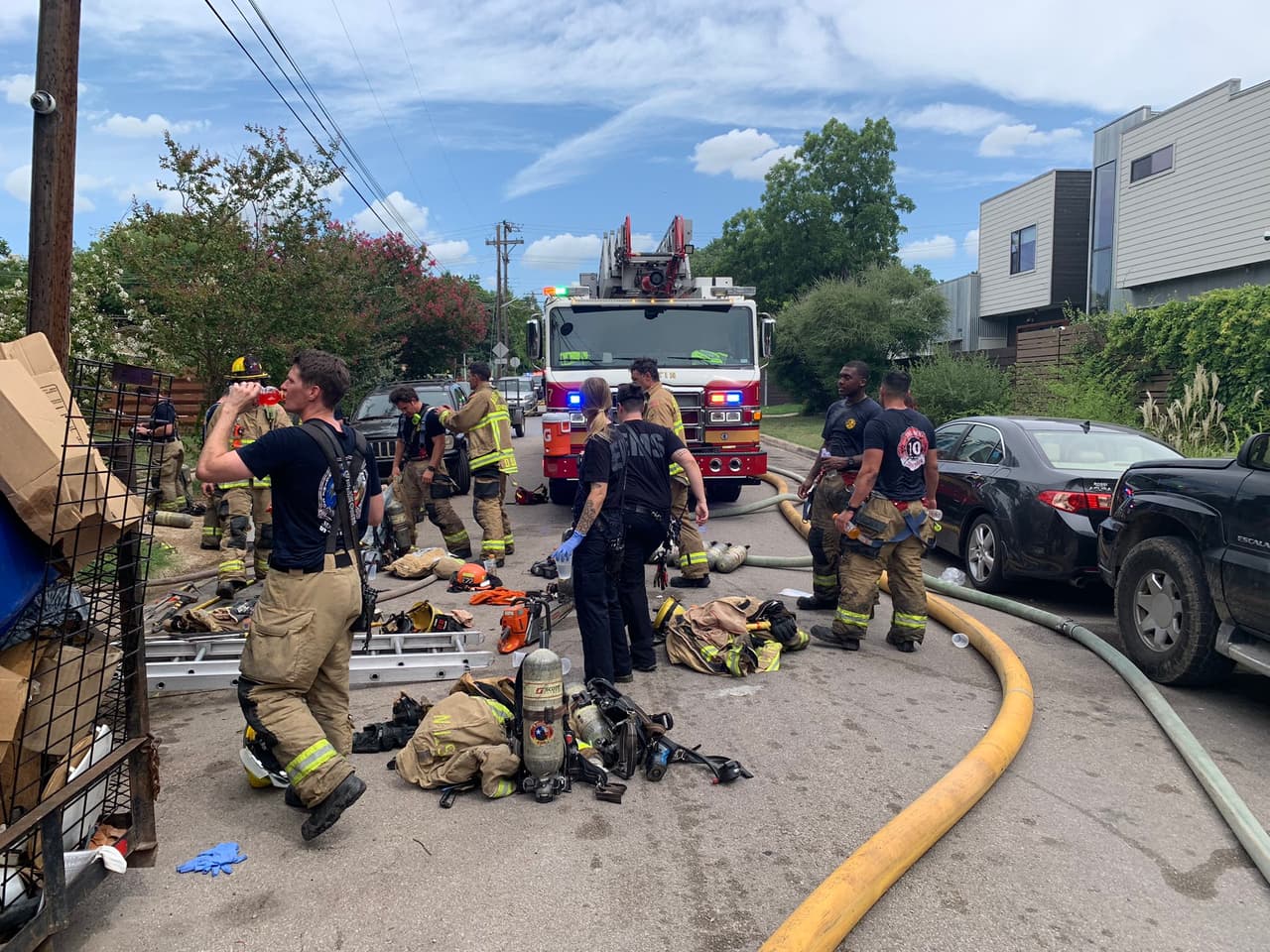 La falta de detectores de humo y una acumulación de objetos dentro de la vivienda causó la complicación del rescate de las víctimas.