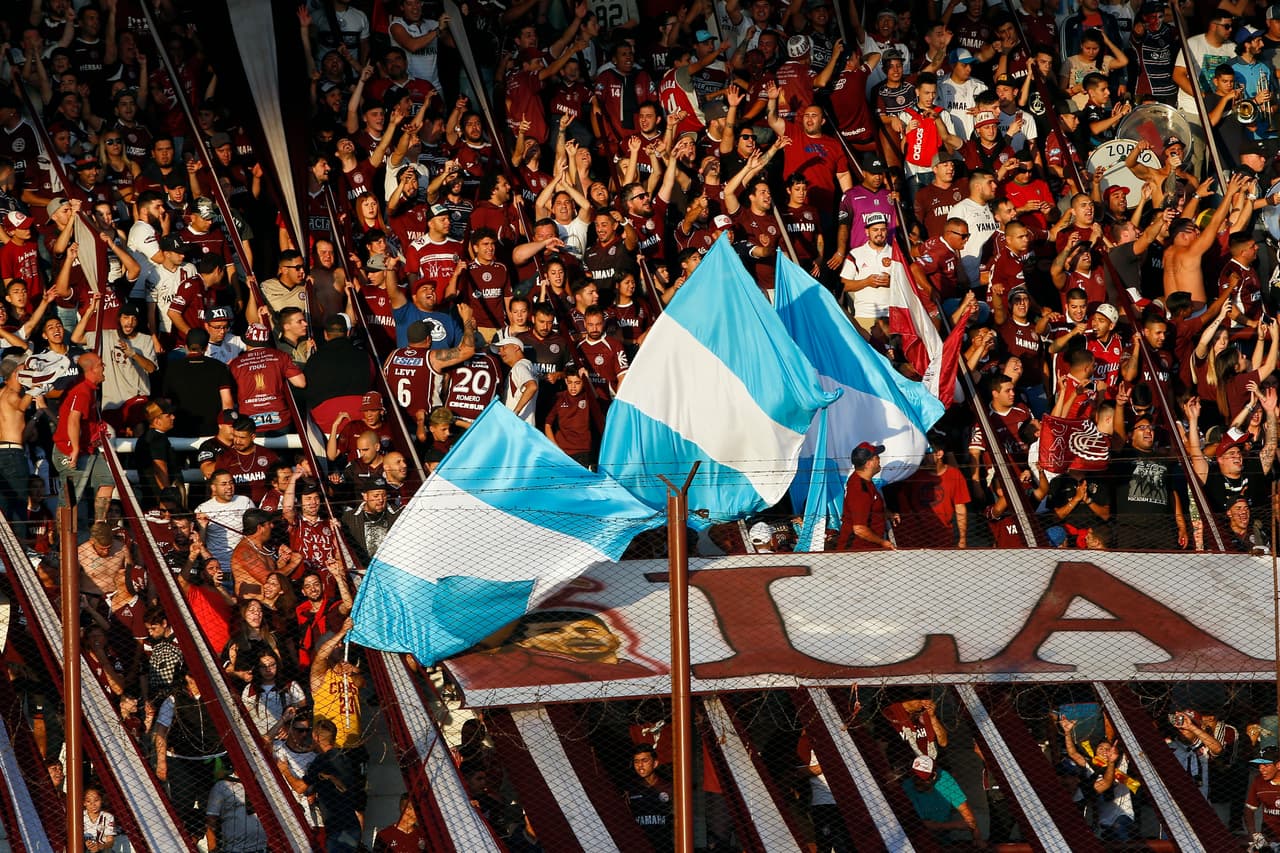 Los fanáticos de Lanús llegaron para apoyar al apodado equipo 'Granate' en su pelea por remontar el 1-0 de Gremio en Brasil.