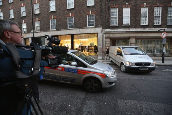 El director del hospital King Edward VII, John Lofthouse, confirmó en un comunicado leído ante la prensa que la enfermera fallecida es Jacintha Saldanha y que fue la persona que contestó a la llamada de la emisora australiana.