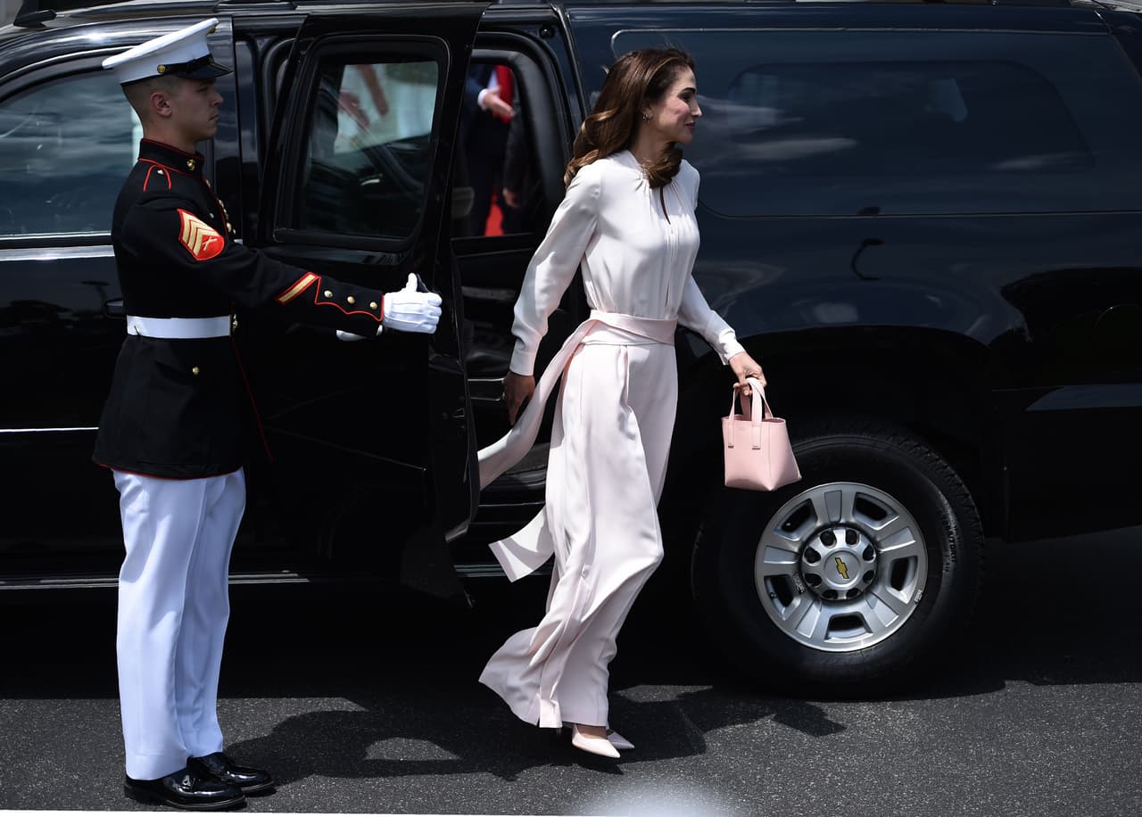 Para esa misma ocasión, Rania de Jordania escogió una variación más luminosa de esta tonalidad en su blusa y pantalones satinados de pierna ancha de la marca Adeam, que coordinó con un pequeño bolso tipo city.