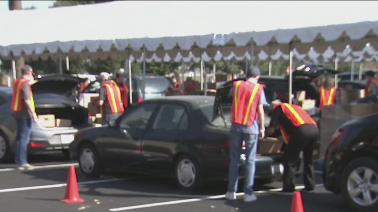Bajo estrictas medidas por el coronavirus, entregan alimentos en Anaheim por Acción de Gracias