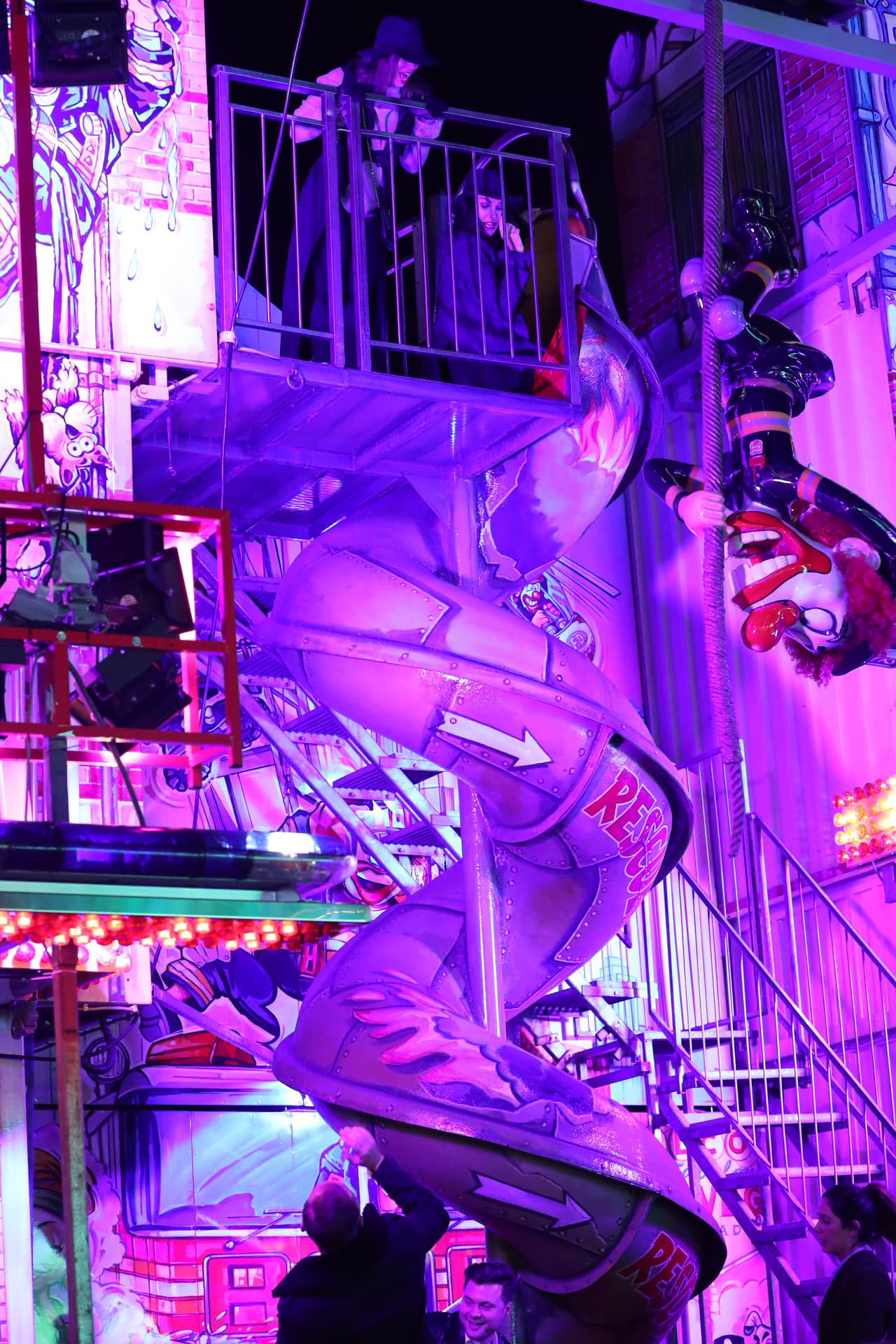 ¡Ajá!, lo suponen bien, esa que ven allá arriba con el sombrerito es Eva Longoria y eso que ven a su lado es un tobogán.