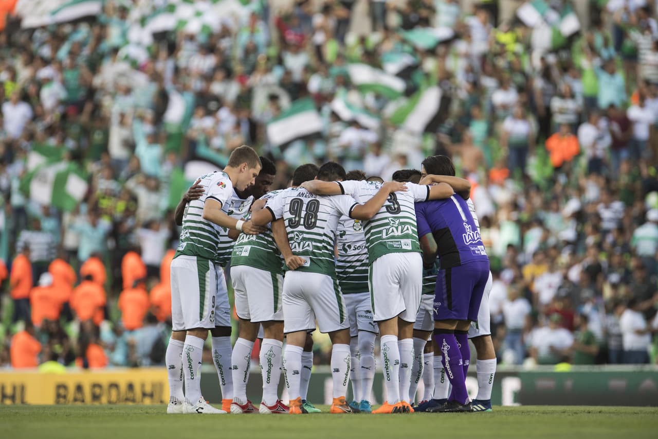 Los locales saltaron al campo con: Orozco; Abella, Alcoba, Izquierdoz, Angulo; Cortés, Martínez, Vázquez, Lozano; Djaniny y Furch.