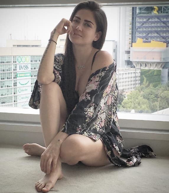 Ella también tiene un cuerpo escultural, incluso ha posado semidesnuda en algunas revistas para caballeros.