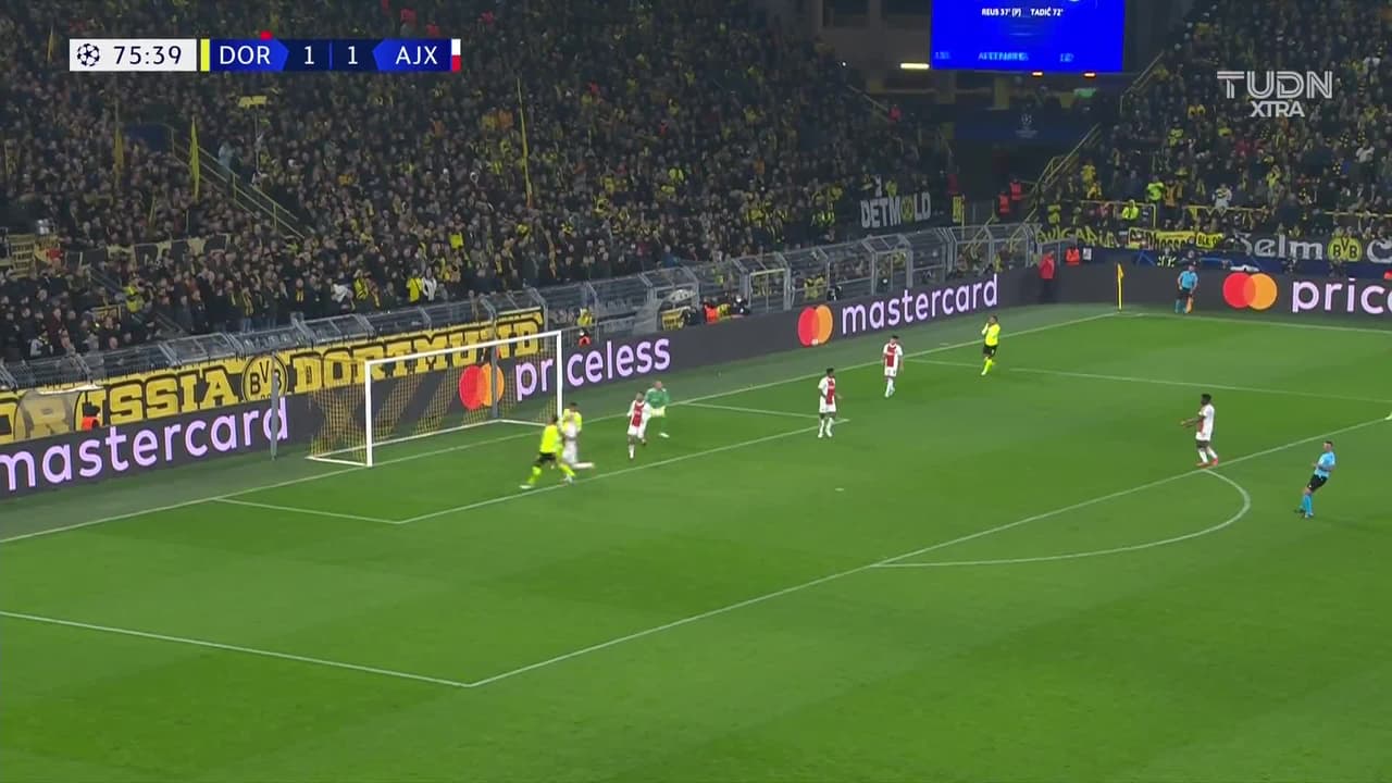 ¡TIRO ATAJADO! disparo por Donyell Malen.