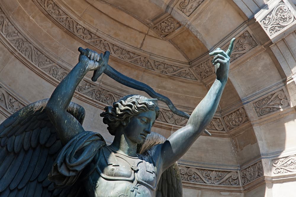 <u>Arcángel Miguel</u> 
<br>Este amado arcángel se vuelve a manifestar para el mes de abril para guiarte, ya que dentro de sus funciones está la de mostrarte el camino que más te conviene cuando te sientas perdido o inseguro. Velas amarilla y azul.
<br>