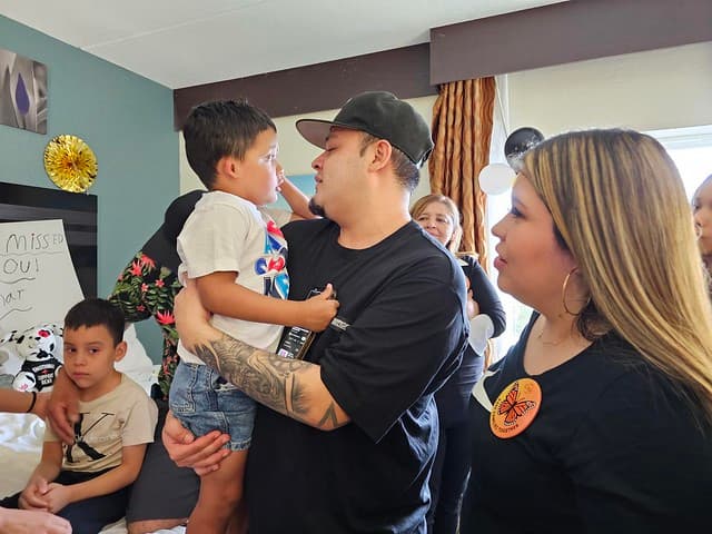 De inmediato se dirigió a donde se encontraba su esposa y le dio un abrazo, cargó a su hijo menor, con el que viajaba el día que fue detenido.