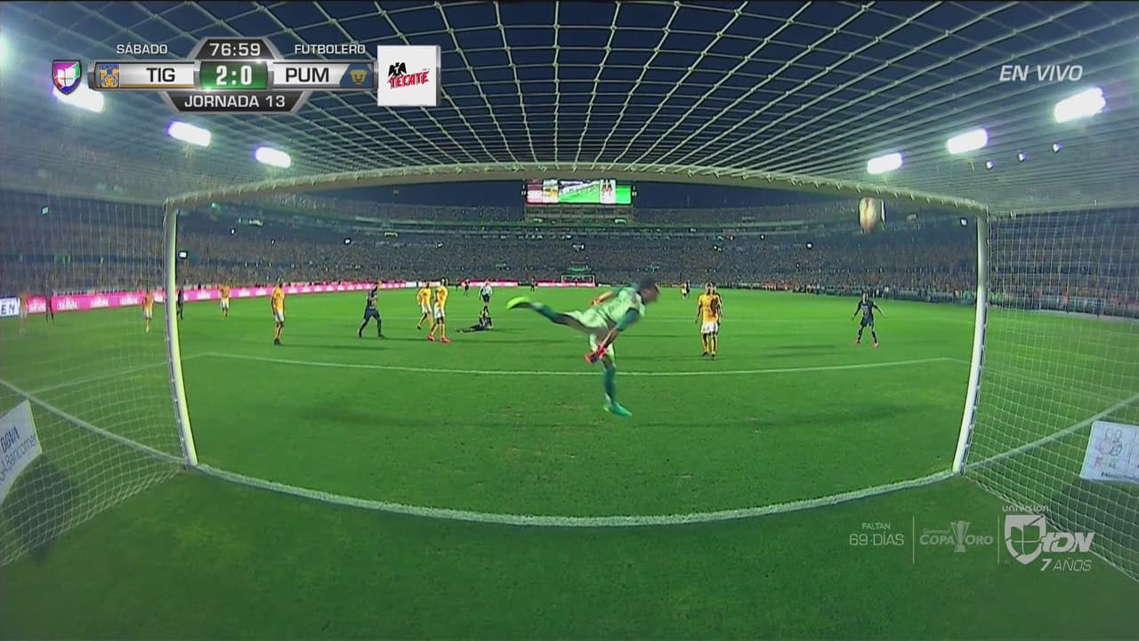 ¡El balón no quiere entrar! González hizo retumbar el arco de Tigres