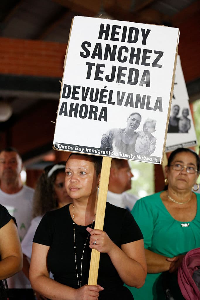 La administración republicana del presidente de Estados Unidos, Donald Trump, tiene como prioridad la deportación de 1.4 millones de personas.
<br>
<br>En el caso de Heidy Sánchez, la madre cubana no cuenta con antecedentes criminales y estaba en proceso de cambiar su situación migratoria, solicitando la residencia.
<br>
<br>Sin embargo, en 2019 fue liberada con 
<b>una orden de supervisión I-220B, </b>que le permitía seguir en el país, bajo ciertas condiciones, mientras estaba en proceso de deportación. 
<b>Si hubiese sido I-220A</b>, Sánchez habría podido solicitar una audiencia, pero B significa que la persona agotó todos los recursos migratorios, legales y administrativos. Y esa orden fue la que se ejecutó el 22 de abril.