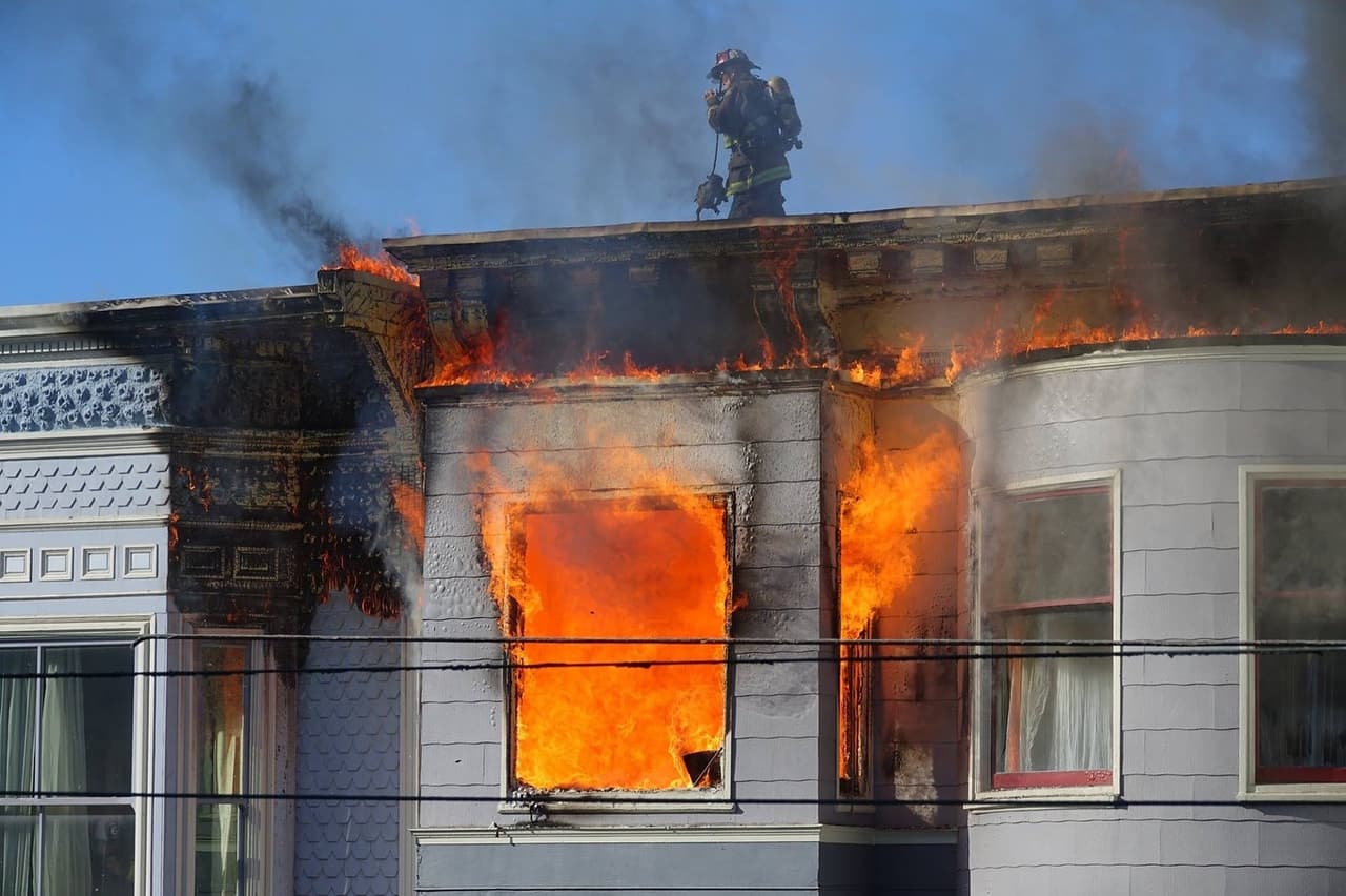 Un incendio de dos alarmas en San Francisco dejó a 15 personas desplazadas en San Francisco.
<br>