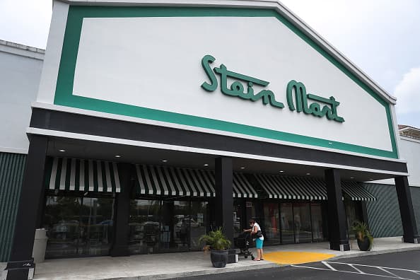 Stein Mart, con sede en Jacksonville, Florida, tiene más de 280 tiendas en 30 estados que se especializan en ropa, zapatos y artículos para el hogar a precios de descuento.