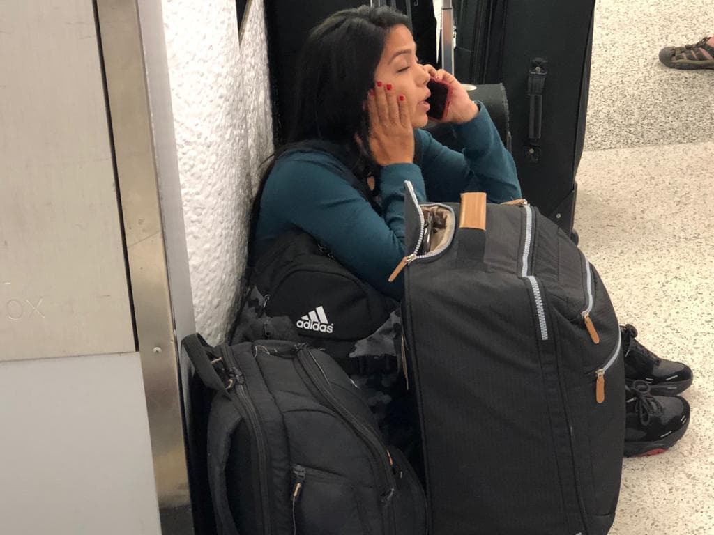 En la mañana de este jueves al menos la aerolínea Laser intentaba enviar a sus pasajeros haciendo una escala en Santo Domingo, sin embargo sólo permiten llevar una maleta y los pasajeros de Avior tienen dos, pues la tarifa así lo permitía