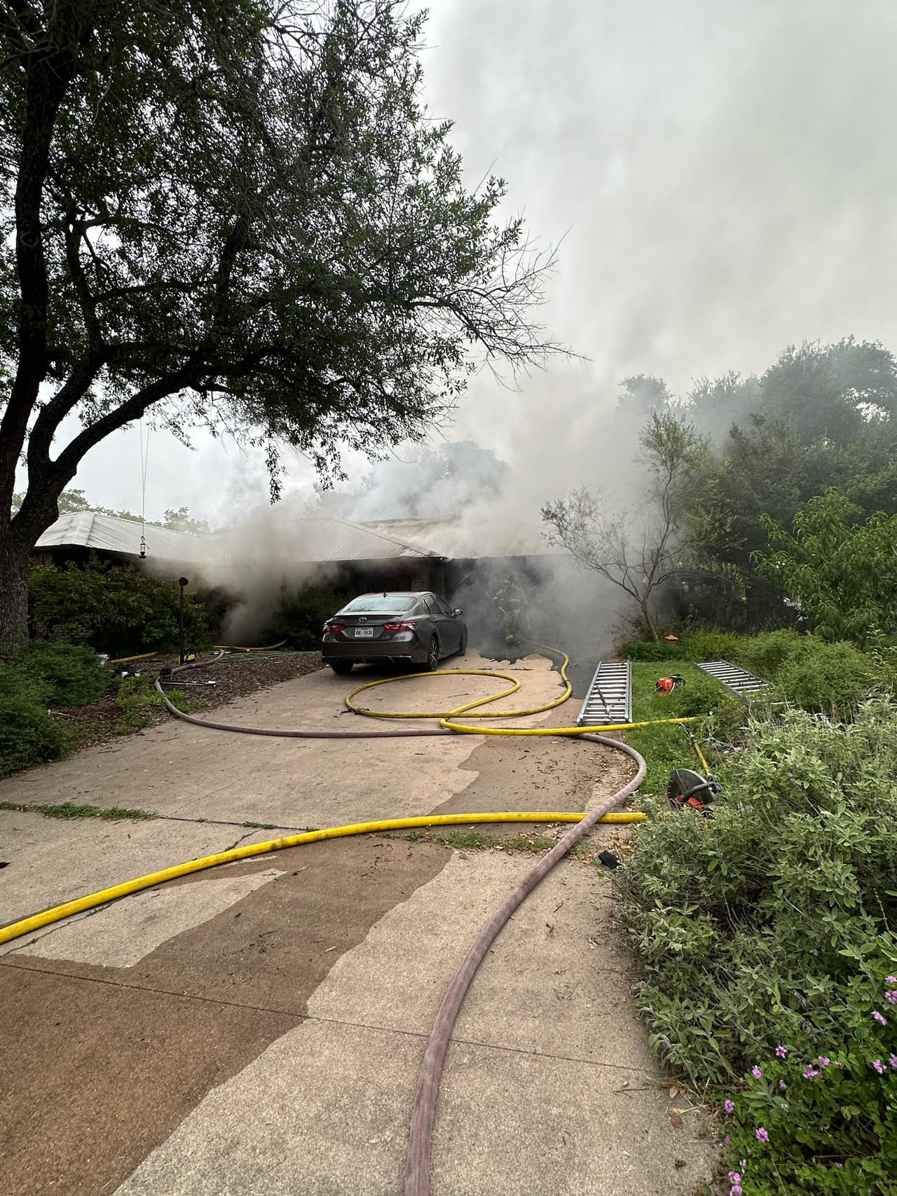 Bomberos atacaron el incendio desde el techo de la residencia, el cual consumió toda la propiedad.